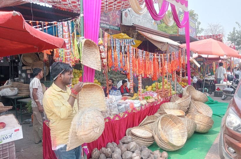 फोटो 37- सोनीपत की सब्जी मंडी में छठ महापर्व को लेकर टोकरी व सूप खरीदती महिलाएं। संवाद