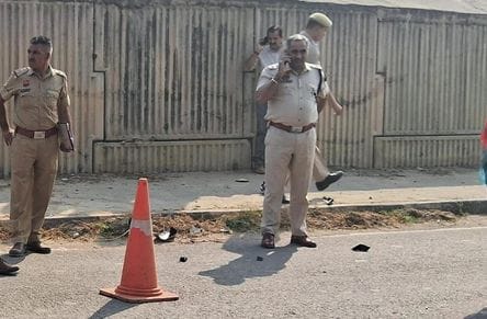 फोटो :41: सोनीपत के गांव गोपालपुर में पिता-पुत्र के अंतिम संस्कार में शामिल परिजन व ग्रामीण। सं फोटो :41: सोनीपत के गांव गोपालपुर में पिता-पुत्र के अंतिम संस्कार में शामिल परिजन व ग्रामीण। सं