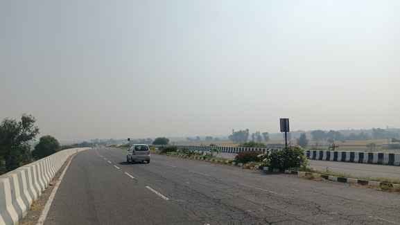 फतेहाबाद के गांव ढाणी बिकानेरी में पराली की गांठों का उठान करते किसान। संवाद फतेहाबाद के गांव ढाणी बिकानेरी में पराली की गांठों का उठान करते किसान। संवाद