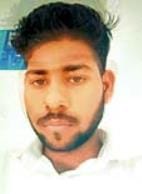 घटनास्थल पर जांच करते पुलिस अधिकारी।