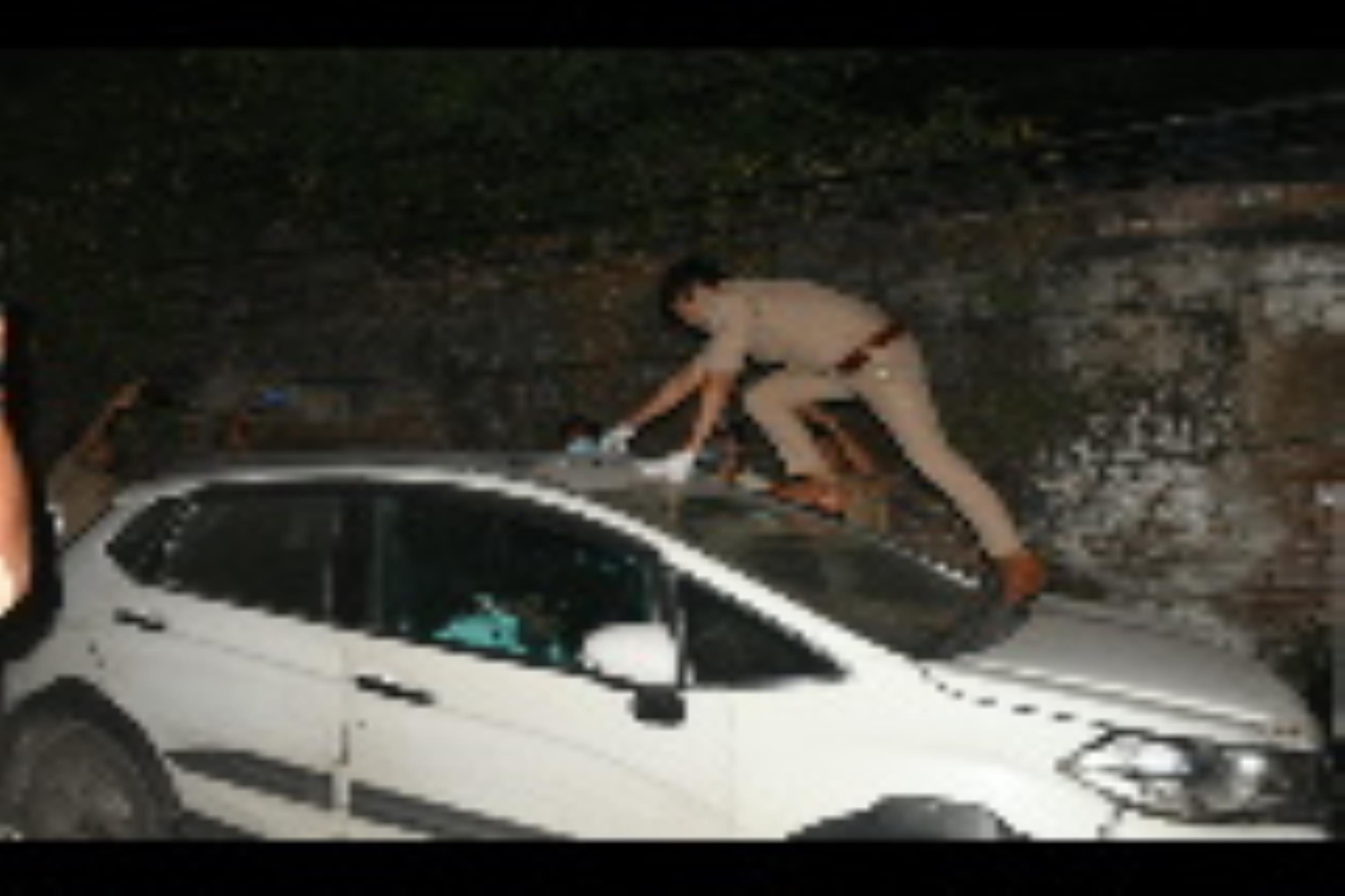 घटनास्थल पर जांच करती पुलिस व फोरेंसिक टीम। घटनास्थल पर जांच करती पुलिस व फोरेंसिक टीम।