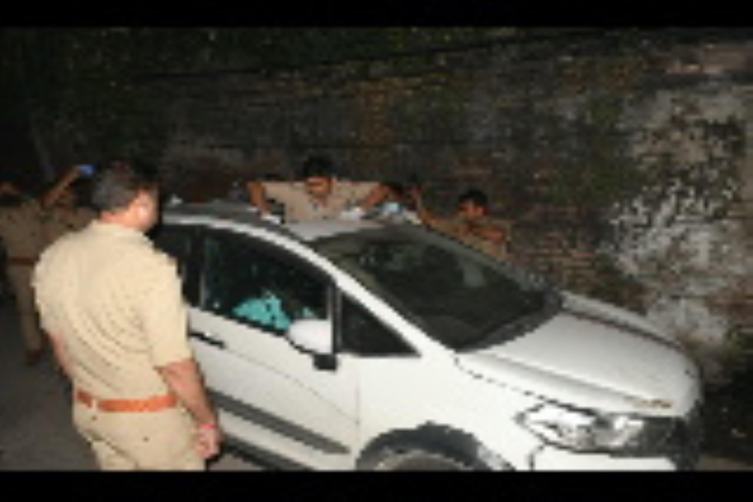 घटनास्थल पर जांच करती पुलिस व फोरेंसिक टीम। घटनास्थल पर जांच करती पुलिस व फोरेंसिक टीम।