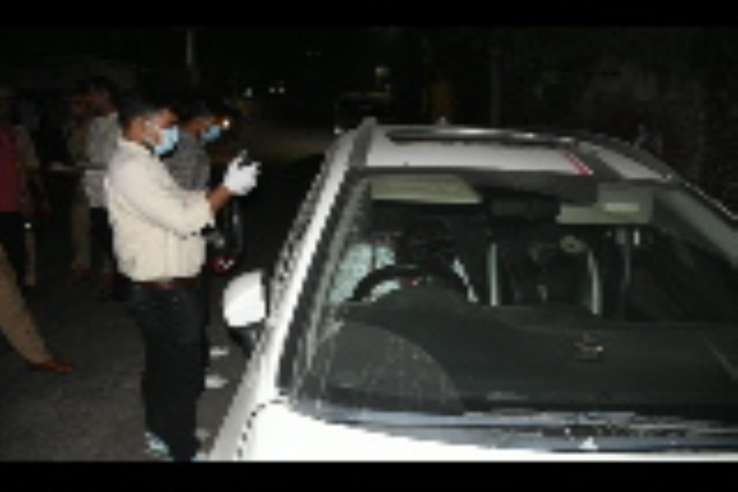 घटनास्थल पर जांच करती पुलिस व फोरेंसिक टीम। घटनास्थल पर जांच करती पुलिस व फोरेंसिक टीम।