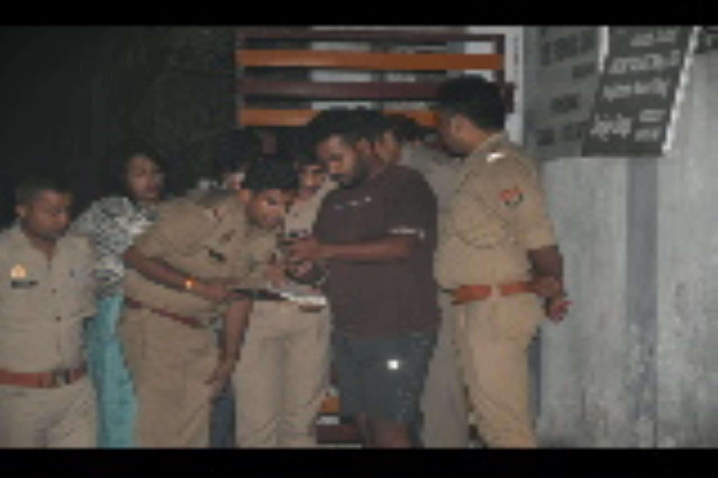 घटनास्थल पर जांच करती पुलिस व फोरेंसिक टीम। घटनास्थल पर जांच करती पुलिस व फोरेंसिक टीम।