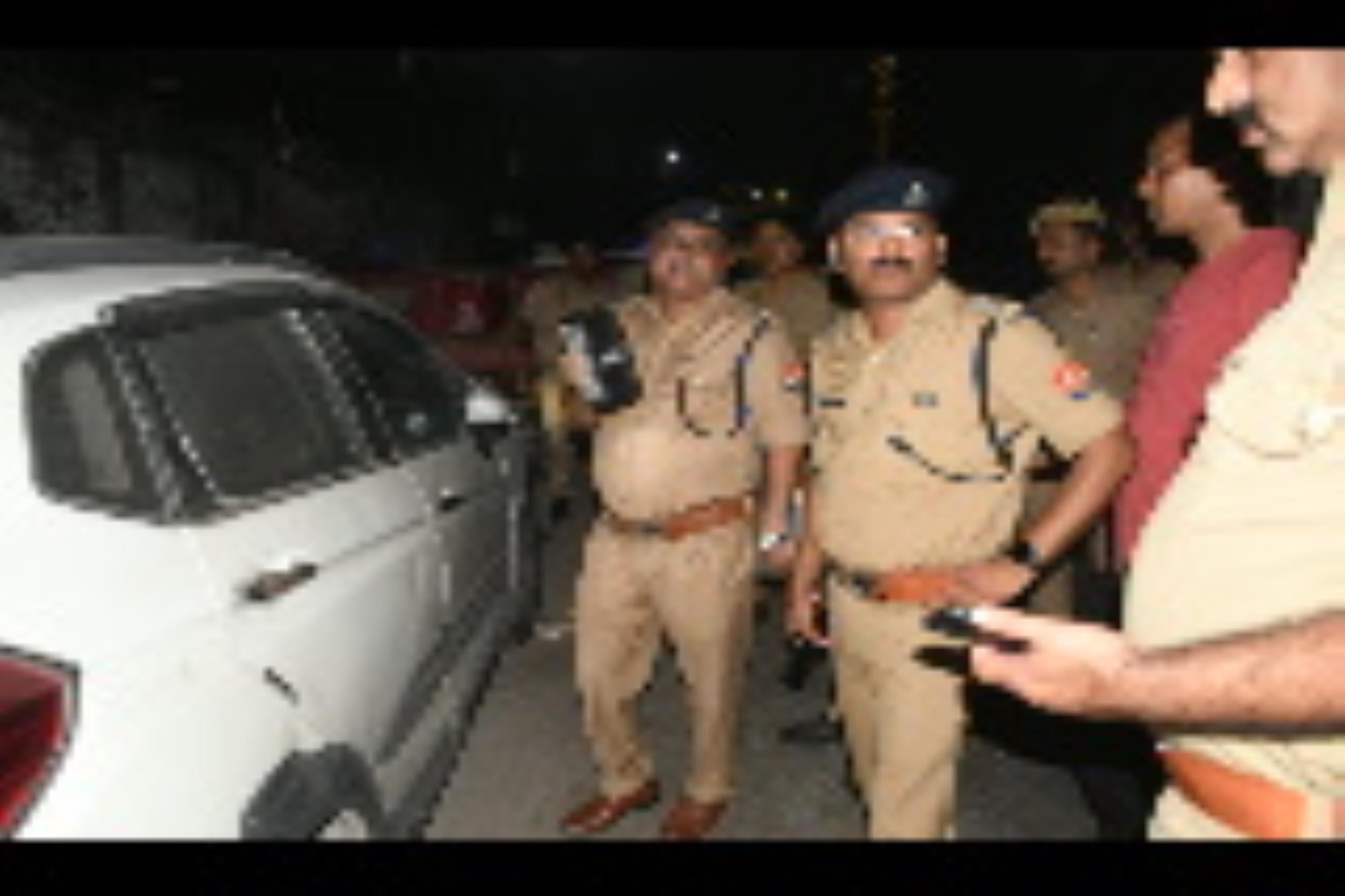 घटनास्थल पर जांच करती पुलिस व फोरेंसिक टीम। घटनास्थल पर जांच करती पुलिस व फोरेंसिक टीम।