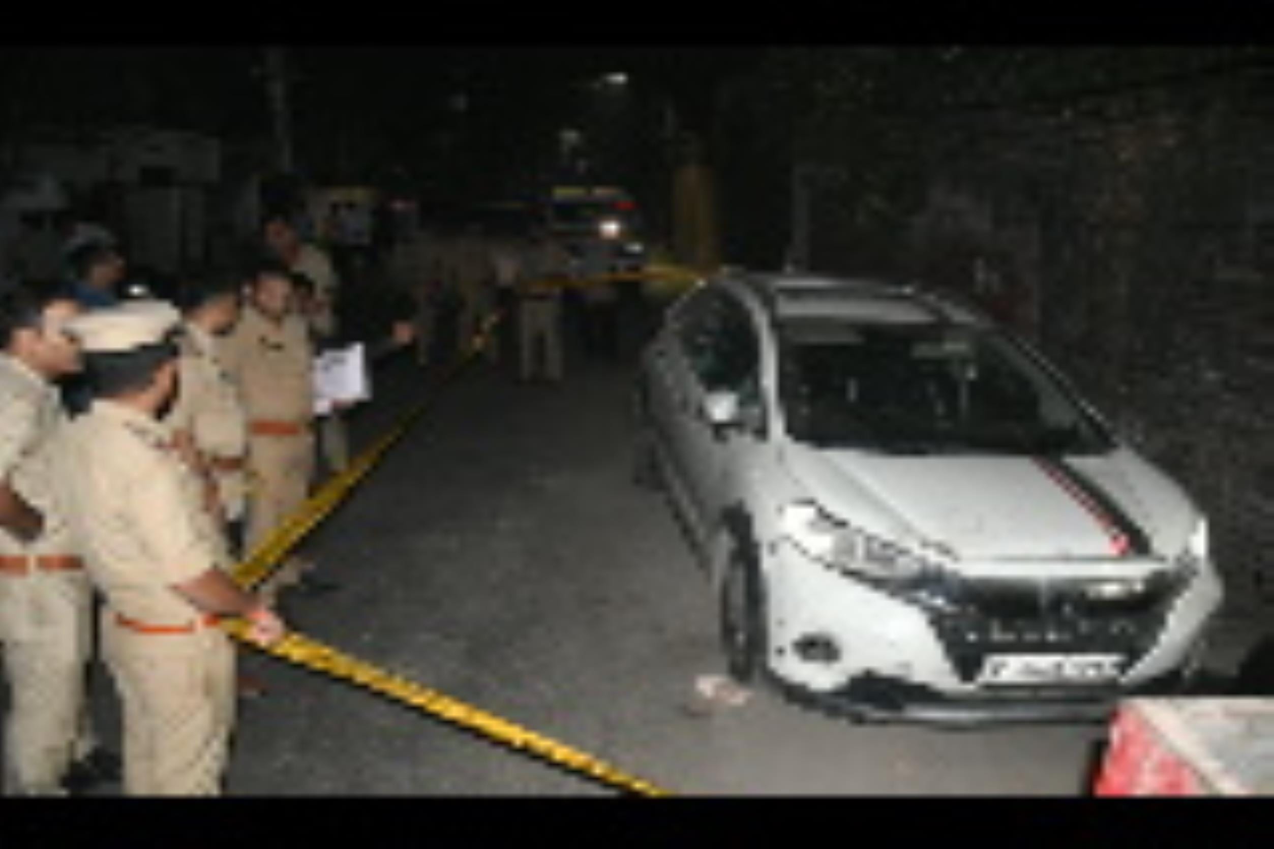 घटनास्थल पर जांच करती पुलिस व फोरेंसिक टीम। घटनास्थल पर जांच करती पुलिस व फोरेंसिक टीम।