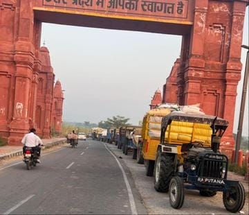 हथिनीकुंड बैराज चौकी पर धरने पर बैठे किसान मजदूर संगठन कार्यकर्ता।  श्रोत-किसान