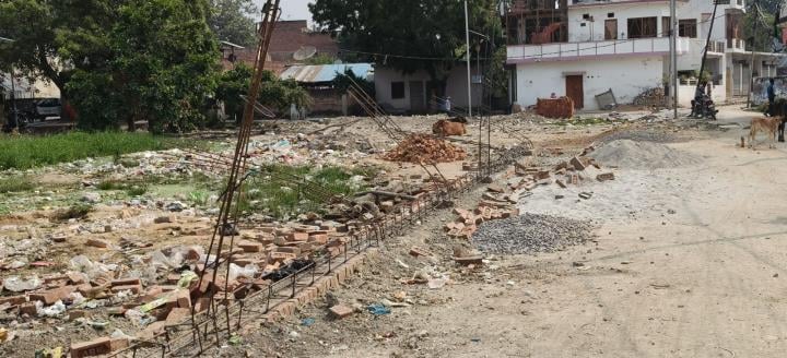 इटौंजा नगर पंचायत वार्ड-1 में निर्माणाधीन पार्क के सामने की सड़क पर भरा पानी व पार्क के आगे बना