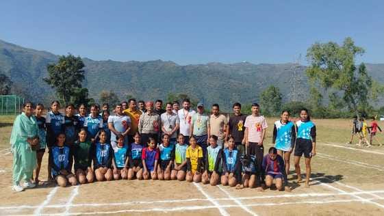 जुखाला में आयोजित खो-खो प्रतियोगिता में दमखम दिखाती खिलाड़ी। संवाद