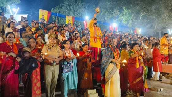 कुआनो आरती कार्यक्रम में उपस्थित महिलाएं कुआनो आरती कार्यक्रम में उपस्थित महिलाएं