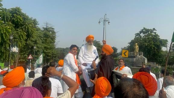 कुरुक्षेत्र। एसडीएम शाश्वत सांगवान को ज्ञापन सौंपते भाकियू के अध्यक्ष गुरनाम सिंह चढूनी व अन्य 