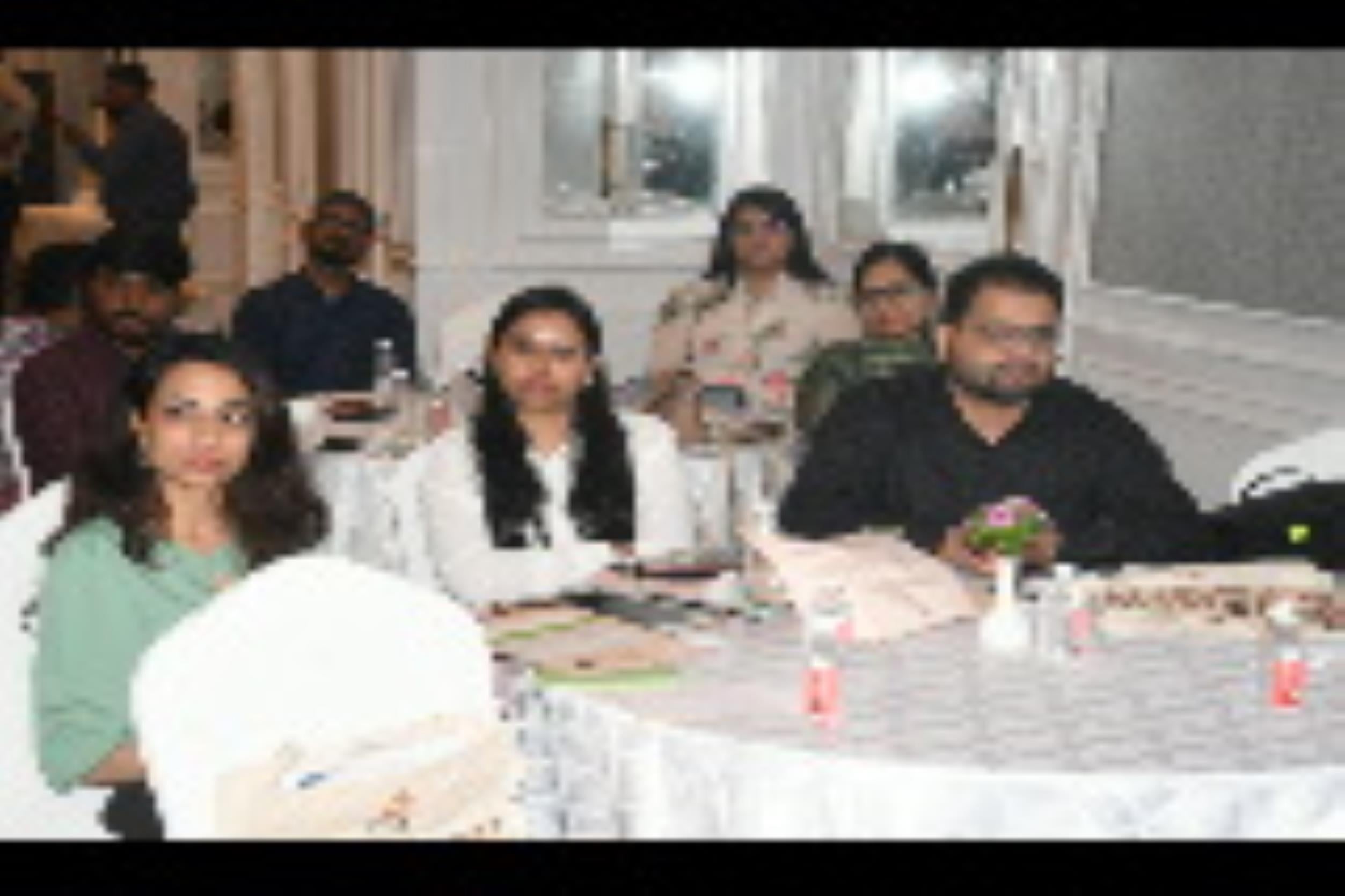 कार्यक्रम में मौजूद लोग।