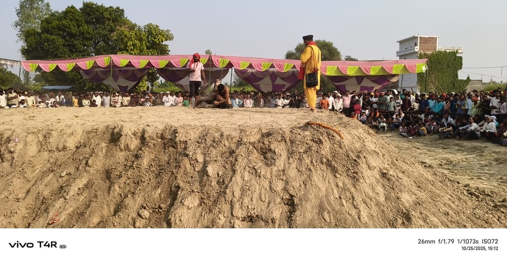 कुश्ती में दांव आजमाते पहलवान तथा भीड़ - संवाद कुश्ती में दांव आजमाते पहलवान तथा भीड़ - संवाद