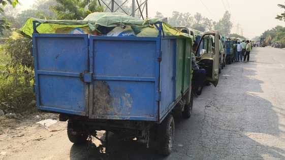 कूड़ा उठान में लगे वाहन का टूटा अगला हिस्सा। संवाद कूड़ा उठान में लगे वाहन का टूटा अगला हिस्सा। संवाद