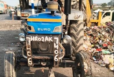 कूड़ा उठान में लगे वाहन का टूटा अगला हिस्सा। संवाद कूड़ा उठान में लगे वाहन का टूटा अगला हिस्सा। संवाद
