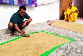 खन्नौत नदी के घाट पर लगाईं गईं बल्लियां। संवाद खन्नौत नदी के घाट पर लगाईं गईं बल्लियां। संवाद