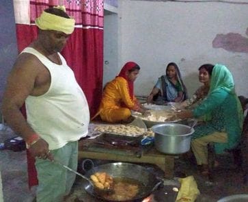 खन्नौत नदी के घाट पर लगाईं गईं बल्लियां। संवाद खन्नौत नदी के घाट पर लगाईं गईं बल्लियां। संवाद