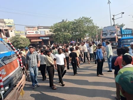 लाडवा। गुस्साए प्रवासी मजदूरों को समझाते हुए डीएसपी रणधीर सिंह। संवाद लाडवा। गुस्साए प्रवासी मजदूरों को समझाते हुए डीएसपी रणधीर सिंह। संवाद