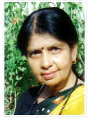 लेखिका उर्मि कृष्ण का अस्पताल में देहदान करते हुए परिवार। लेखिका उर्मि कृष्ण का अस्पताल में देहदान करते हुए परिवार।