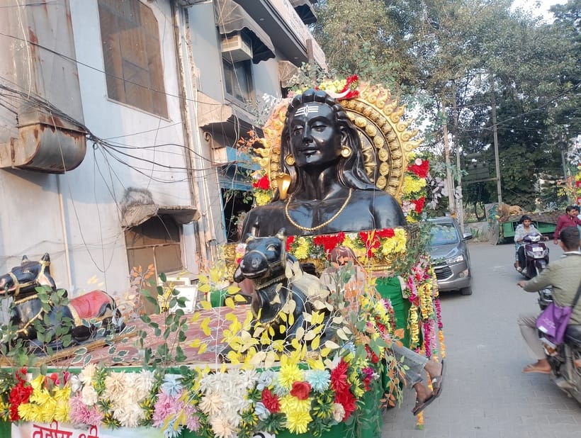 मॉडल टाउन शोभायात्रा में निकाली गई मां भगवती की झांकी। संवाद मॉडल टाउन शोभायात्रा में निकाली गई मां भगवती की झांकी। संवाद