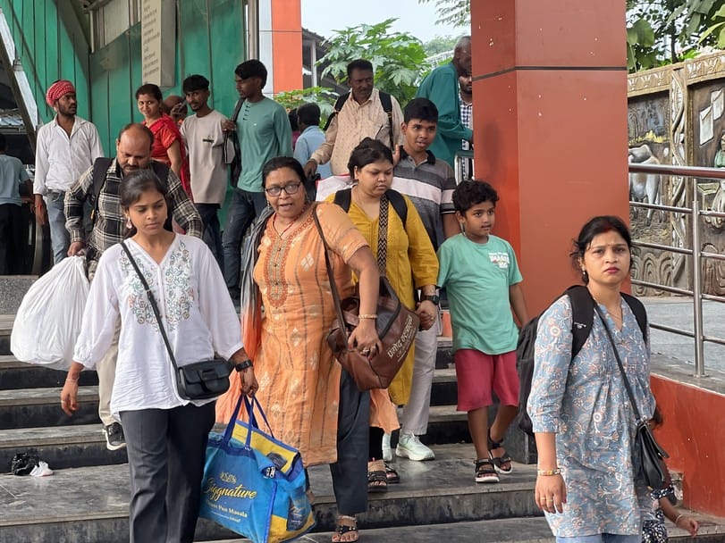 मऊ जंक्शन पर मुंबई से दादर एक्सप्रेस के पहुंचने पर प्लेटफार्म पर ट्रेन में चढ़ने और उतरने के लि