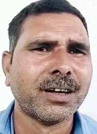 पुवायां में धान लेकर आए किसान से जानकारी करते डिप्टी आएमओ और एसडीएम। संवाद पुवायां में धान लेकर आए किसान से जानकारी करते डिप्टी आएमओ और एसडीएम। संवाद