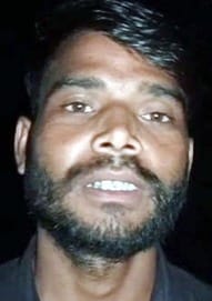 पुवायां में धान लेकर आए किसान से जानकारी करते डिप्टी आएमओ और एसडीएम। संवाद पुवायां में धान लेकर आए किसान से जानकारी करते डिप्टी आएमओ और एसडीएम। संवाद