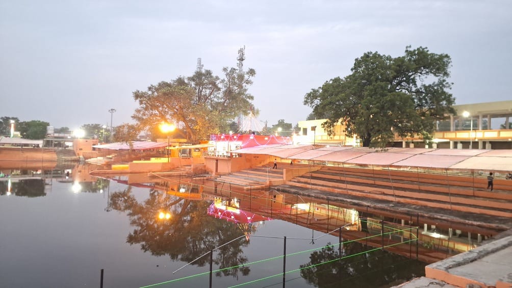 रॉबर्ट्सगंज में छठपूजा को लेकर सूप दऊरी की खरीदारी करती महिलाएं। संवाद