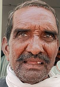 रोजा क्षेत्र के जमुका स्थित सहकारी समिति पर खाद लेने के लिए लगी किसानों की भीड़। संवाद रोजा क्षेत्र के जमुका स्थित सहकारी समिति पर खाद लेने के लिए लगी किसानों की भीड़। संवाद