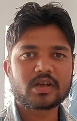 रोजा क्षेत्र के जमुका स्थित सहकारी समिति पर खाद लेने के लिए लगी किसानों की भीड़। संवाद रोजा क्षेत्र के जमुका स्थित सहकारी समिति पर खाद लेने के लिए लगी किसानों की भीड़। संवाद