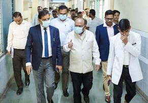 राजकीय मेडिकल काॅलेज में मरीज को व्हील चेयर से ले जाता तीमारदार। संवाद
