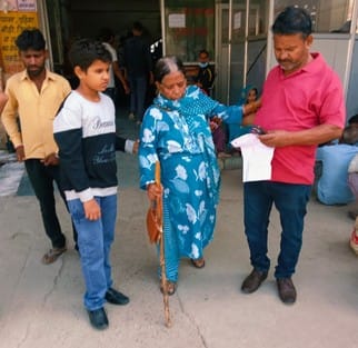 राजकीय मेडिकल काॅलेज में मरीज को व्हील चेयर से ले जाता तीमारदार। संवाद