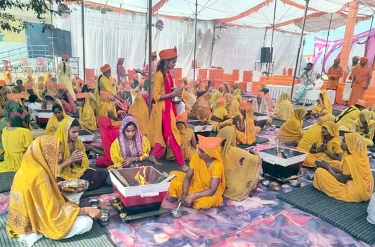 संभल में प्राचीन श्री वंशगोपाल तीर्थ की तरफ बढ़ते श्रद्धालु। संवाद संभल में प्राचीन श्री वंशगोपाल तीर्थ की तरफ बढ़ते श्रद्धालु। संवाद
