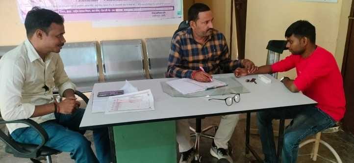 संपूर्णानगर पीएचसी में मरीजों का इंतजार करतीं फार्मासिस्ट व स्वास्थ्यकर्मी। संवाद