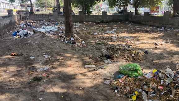शहर के सिरसा रोड पर एमएम कॉलेज के पास पड़ा कूड़ा। संवाद शहर के सिरसा रोड पर एमएम कॉलेज के पास पड़ा कूड़ा। संवाद