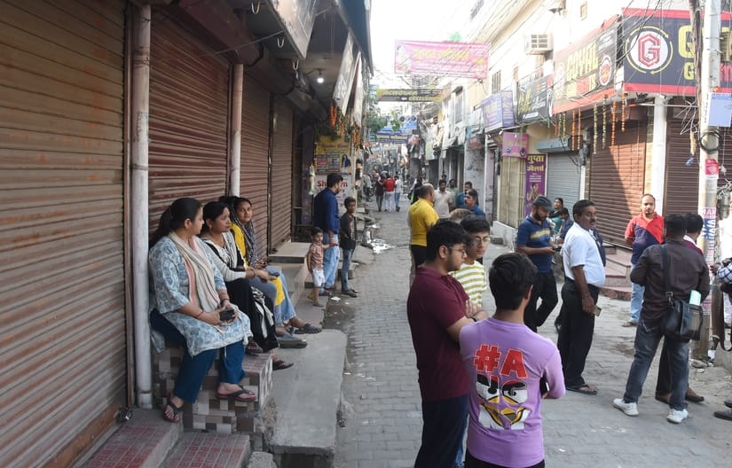 शारदानगर में मारपीट के दौरान बीच-बचाव कर व्यापारी को ले जाते प्रवर्तन दल प्रभारी कर्नल एचबी गुर शारदानगर में मारपीट के दौरान बीच-बचाव कर व्यापारी को ले जाते प्रवर्तन दल प्रभारी कर्नल एचबी गुर