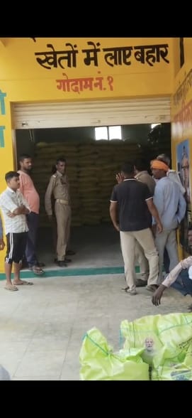 दातागंज में समिति पर खाद लेने के इंतजार में किसान। स्रोत- किसान
