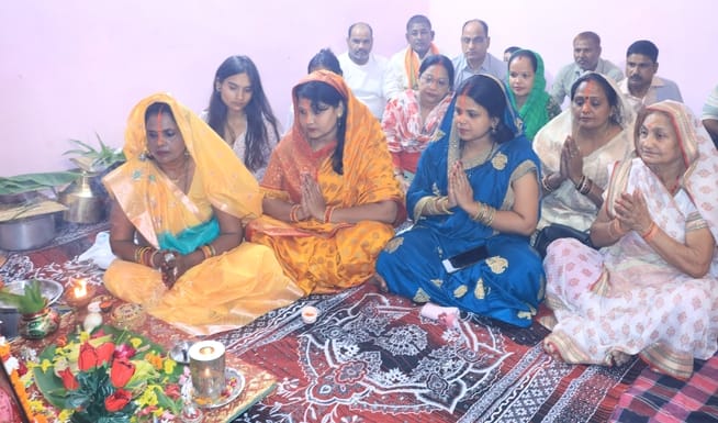 19...रोहतक की नई अनाज मंडी में छठ पूजा के लिए गन्ना खरीदते ग्राहक। संवाद