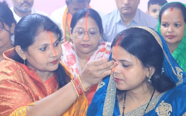 19...रोहतक की नई अनाज मंडी में छठ पूजा के लिए गन्ना खरीदते ग्राहक। संवाद