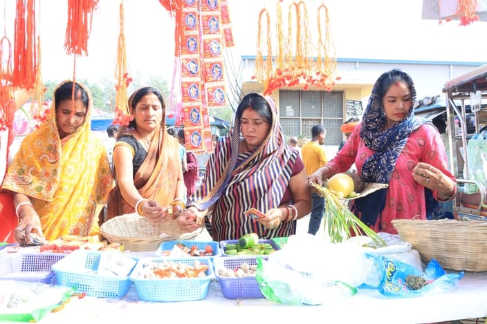 19...रोहतक की नई अनाज मंडी में छठ पूजा के लिए गन्ना खरीदते ग्राहक। संवाद