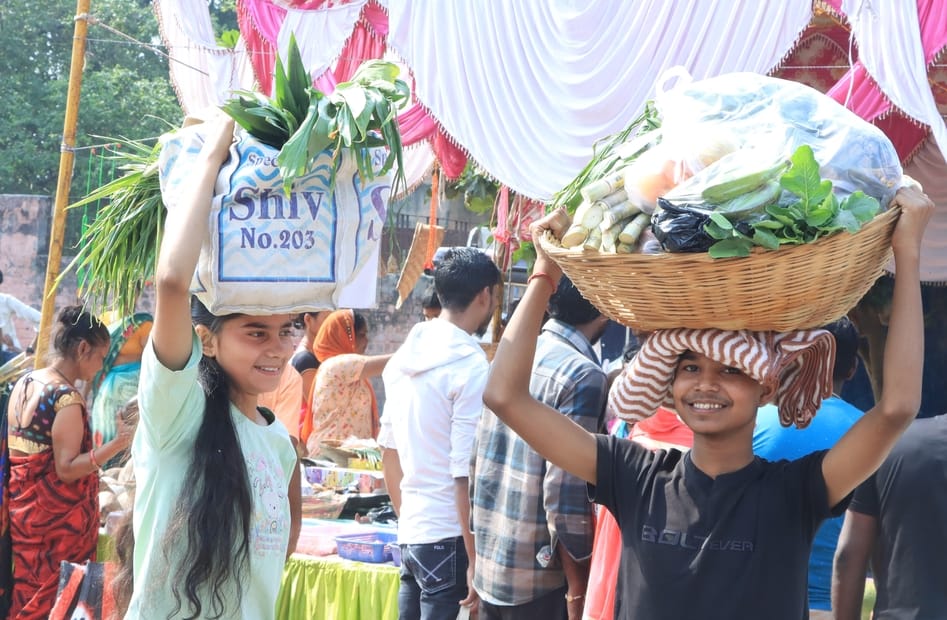 19...रोहतक की नई अनाज मंडी में छठ पूजा के लिए गन्ना खरीदते ग्राहक। संवाद