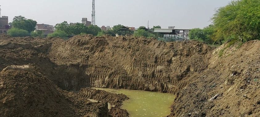 26जेएनडी23: जनस्वास्थ विभाग द्वारा करवाई जा रही खुदाई के विरोध में धरने पर बैठी महिलाएं। संवा 26जेएनडी23: जनस्वास्थ विभाग द्वारा करवाई जा रही खुदाई के विरोध में धरने पर बैठी महिलाएं। संवा