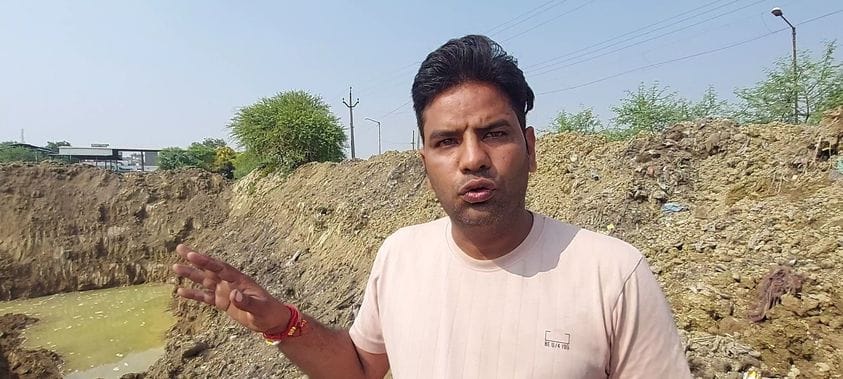 26जेएनडी23: जनस्वास्थ विभाग द्वारा करवाई जा रही खुदाई के विरोध में धरने पर बैठी महिलाएं। संवा 26जेएनडी23: जनस्वास्थ विभाग द्वारा करवाई जा रही खुदाई के विरोध में धरने पर बैठी महिलाएं। संवा