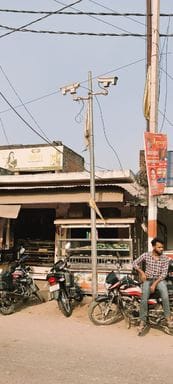 63-परिक्रमा मार्ग के किनारे खुले नाले पर लगाए गई बांस बल्ली।-संवाद