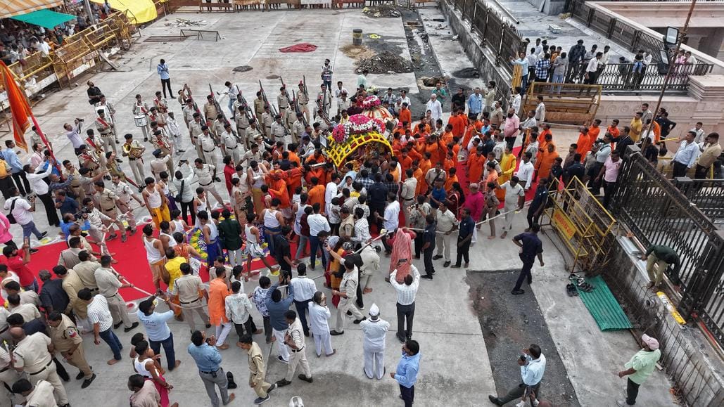 ऐसे निकली सवारी