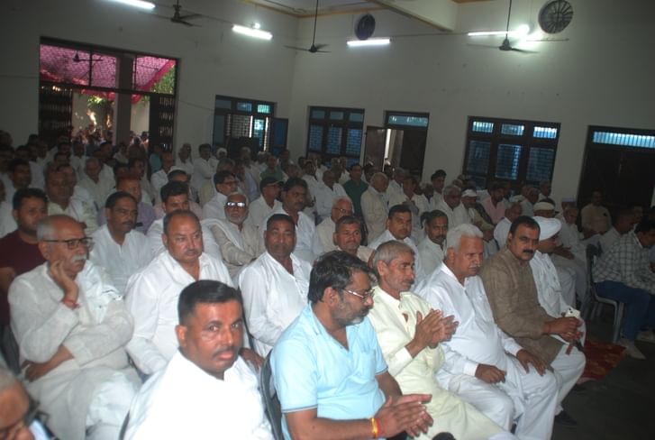 बागपत के जिला जाट भवन में नवनियुक्त चुने गए  एडवोकेट सोमेंद्र ढाका का स्वागत करते लोग। संवाद