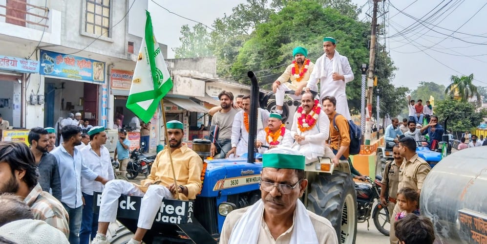 भाकियू अराजनैतिक के कार्यकर्ता सीएम के नाम एस डी एम को ज्ञापन देते हुए। (मवाना) भाकियू अराजनैतिक के कार्यकर्ता सीएम के नाम एस डी एम को ज्ञापन देते हुए। (मवाना)