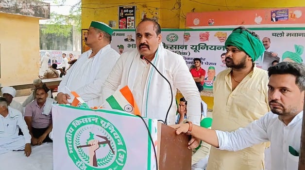 भाकियू अराजनैतिक के कार्यकर्ता सीएम के नाम एस डी एम को ज्ञापन देते हुए। (मवाना) भाकियू अराजनैतिक के कार्यकर्ता सीएम के नाम एस डी एम को ज्ञापन देते हुए। (मवाना)