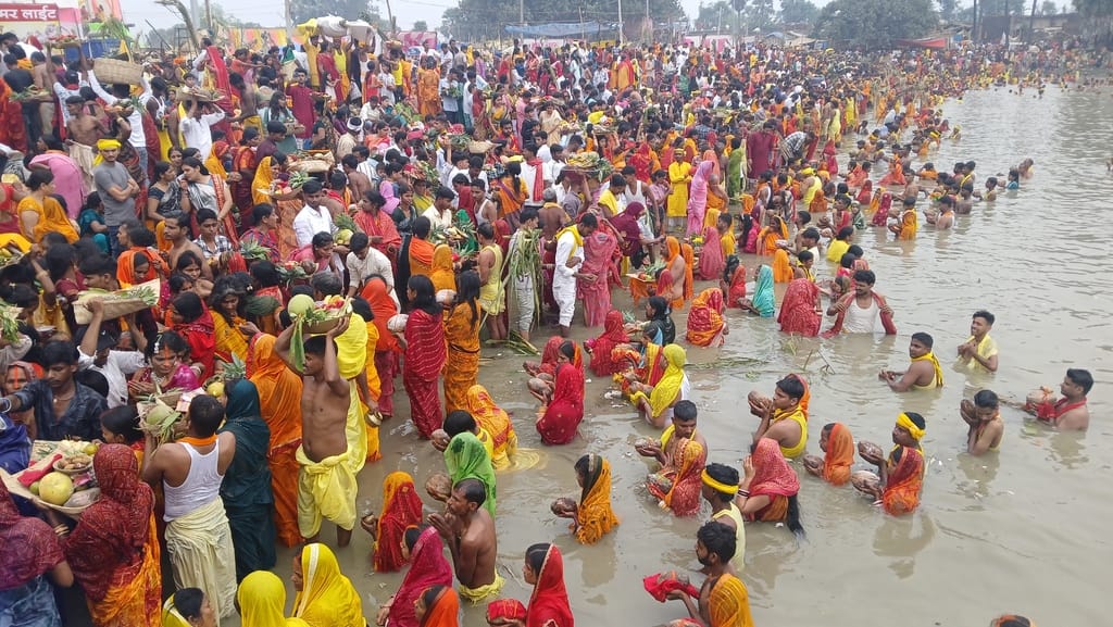बेलाउर में डूबते हुए भगवान भास्कर को दिया गया अर्घ्य