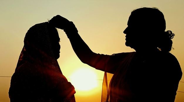 छठ महापर्व को लेकर खरना करती  महिलाएं । संवाद